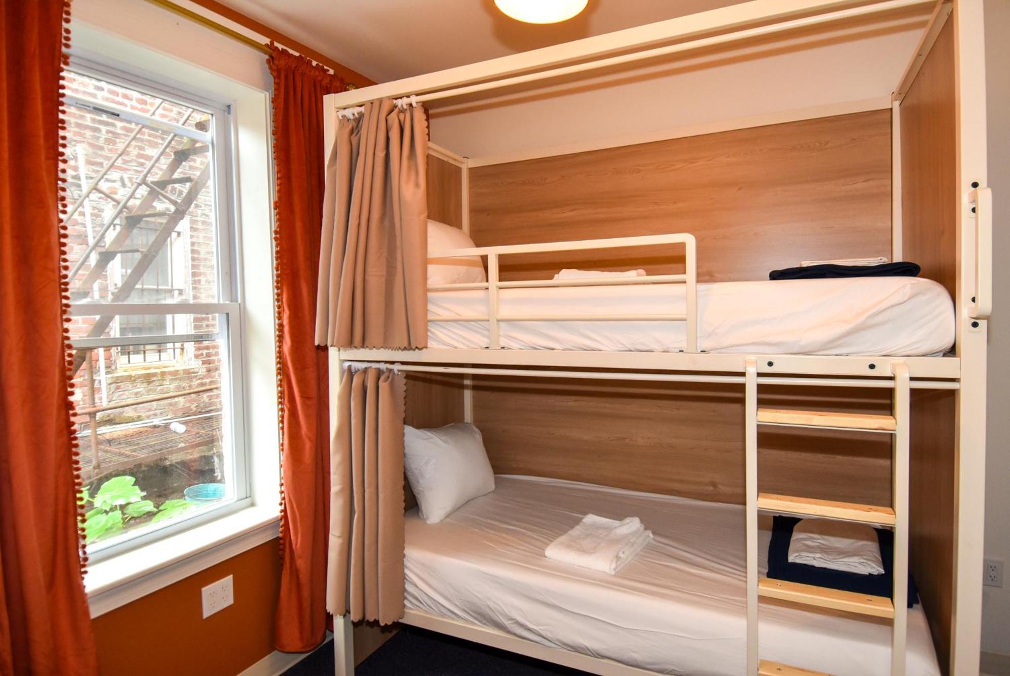 Caravan Dc Hostel Washington